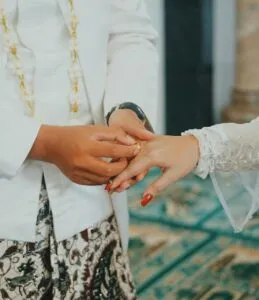 Aliança personalizada: símbolo eterno dos 10 anos de casamento