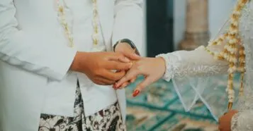 Aliança personalizada: símbolo eterno dos 10 anos de casamento