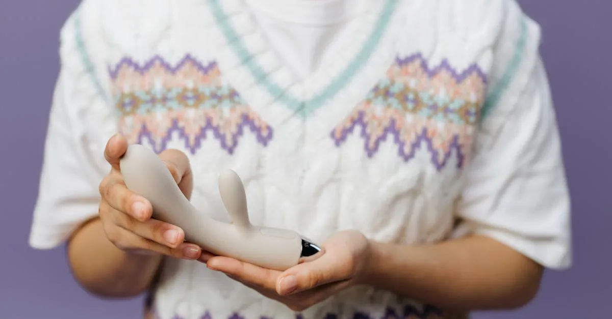 Pessoa segurando um vibrador em forma de aparelho sexual