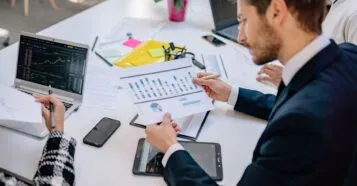 Remuneração variável em vendas representa 28% do salário-base dos profissionais de pré-vendas no Brasil